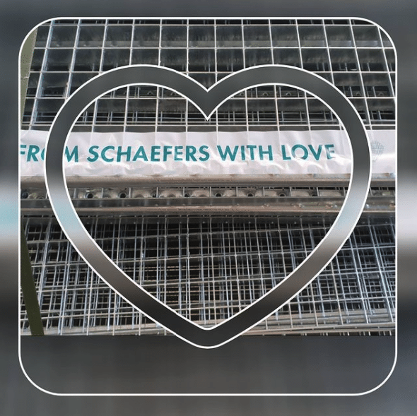 Gitterrost Abdeckung mit Banner "From Schaefers with Love" und Herz Umrandung.